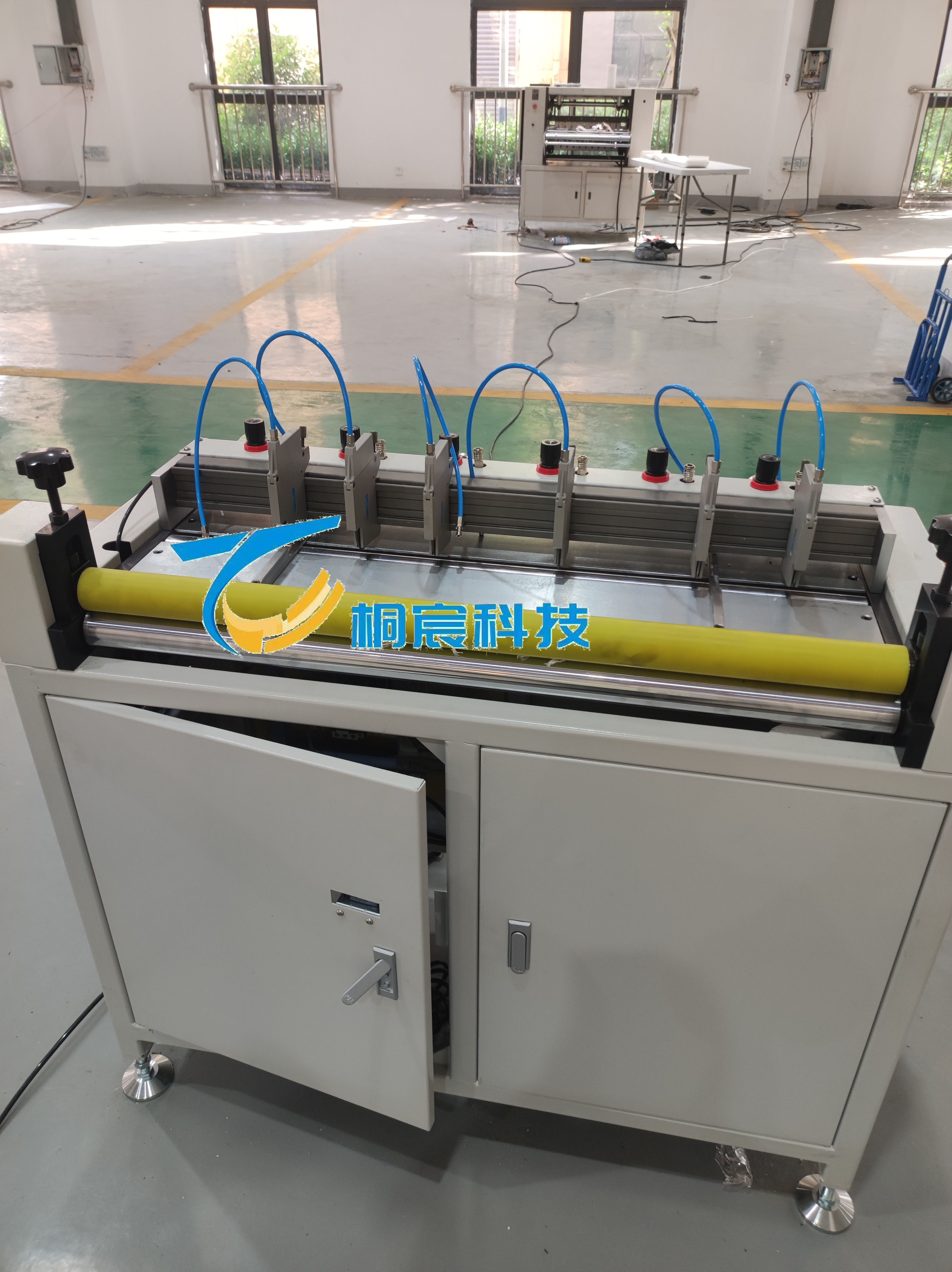 Servo Controlled Filter Cutting Machine Precise Width Paper Slitting Machine 50Hz / 60Hz
