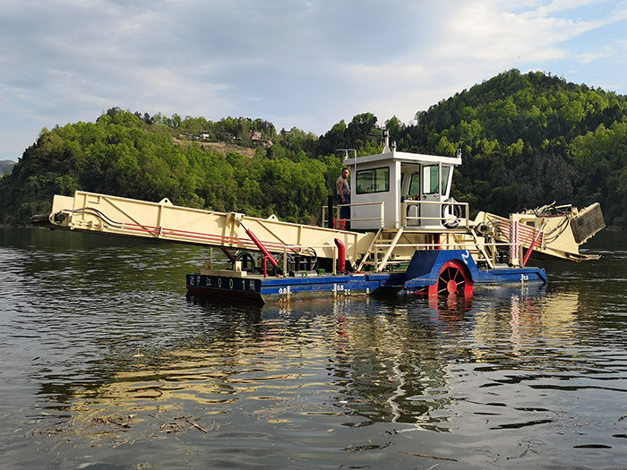 10CBM Water Hyacinth Harvester For River Waterweed Harvesting 4-5KM/H