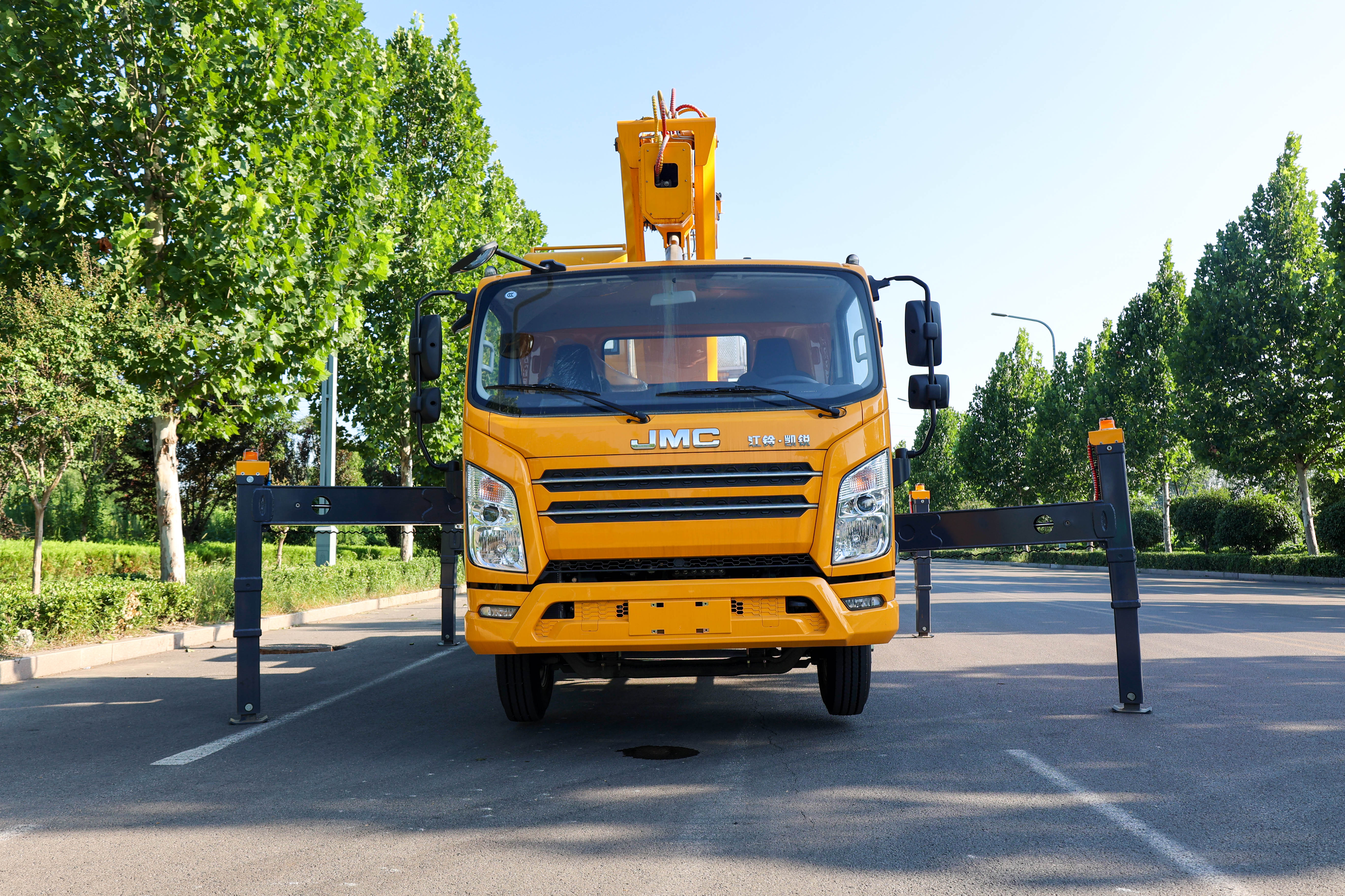 GKS28 hydraulic telescopic boom elevating high altitude working height aerial work platform truck for sale
