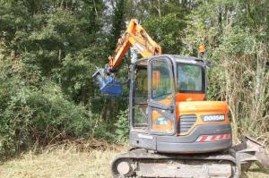 Quality Flexible Control Hydraulic Hedge Cutter , Bush Trimming Machine Low Noise wholesale