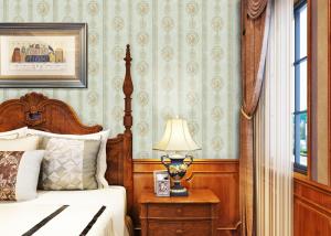 Quality Floral Beige Durable English Style Wallpaper , Household Decorative Wall Coverings wholesale