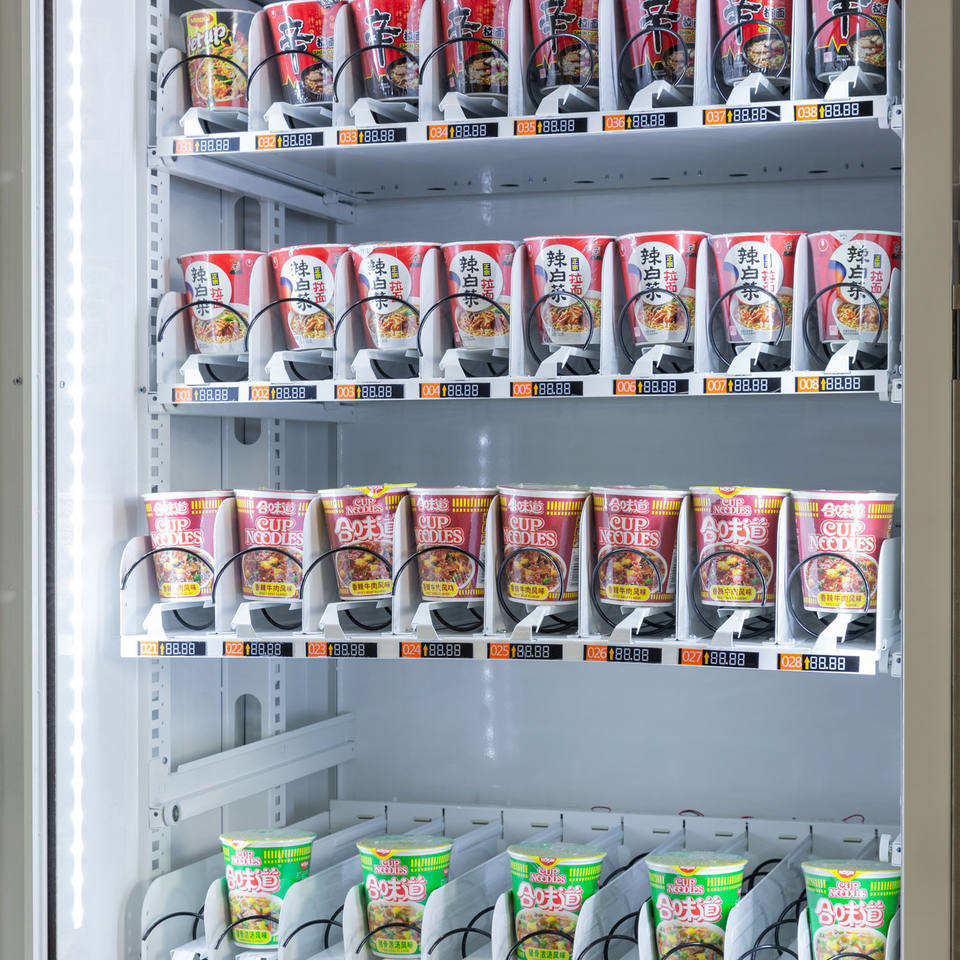 Capacity Metal Plate Cup Noodles Vending Machine 500W Cash Card Payment
