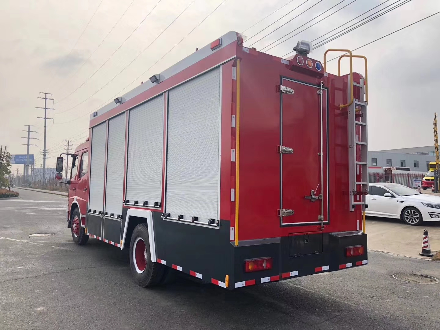 4.05m3 Tanker Dongfeng LHD Double Cabin Fire Engine Truck in Rescue and Fire Fighting
