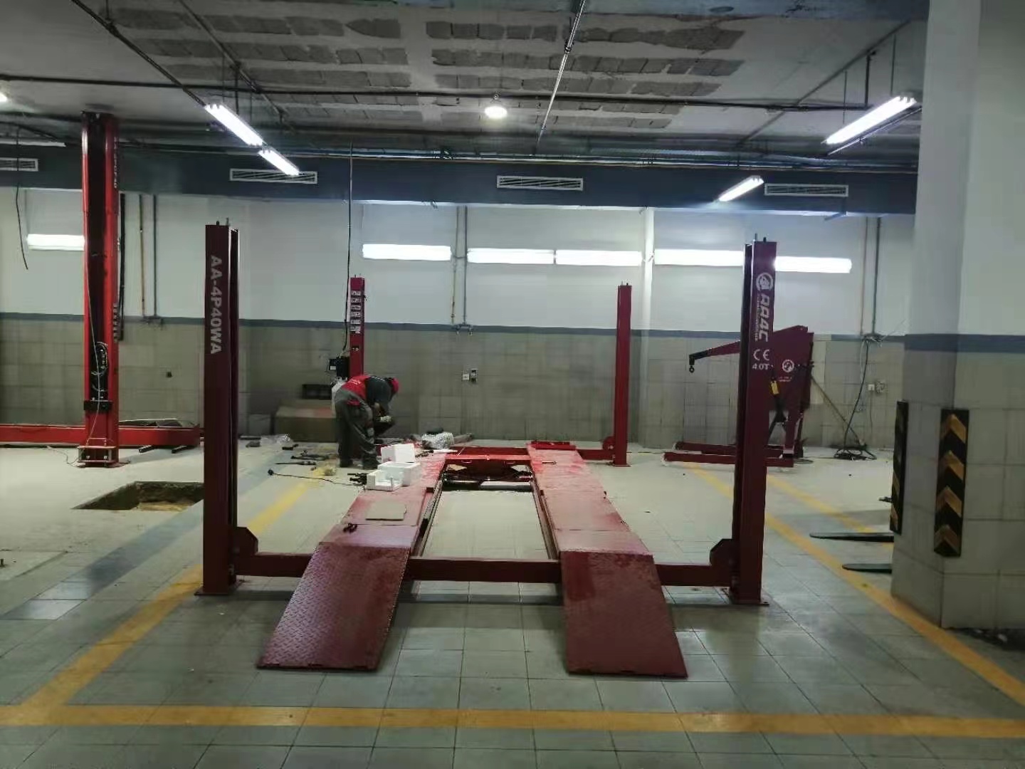 Hydraulic 4 Post Car Lift For Alignment 4.0T Four Post Automotive Lift With Jack Beam