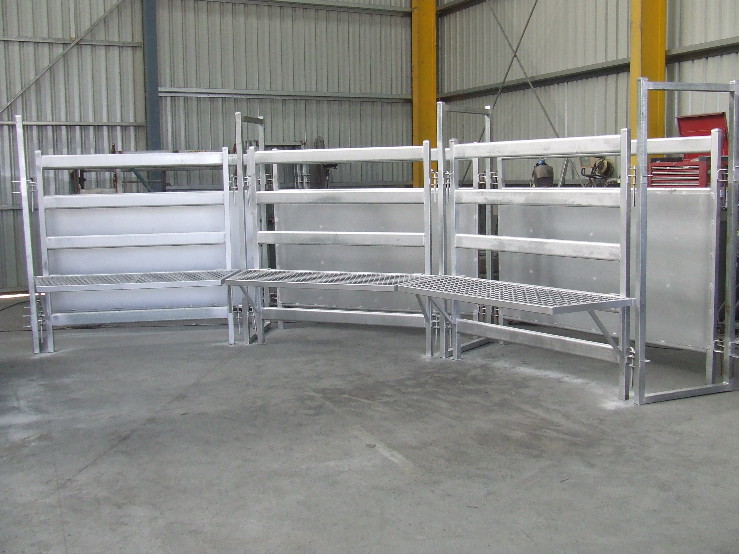 550mm High Livestock Handling Equipment , Diameter 1.8m Round Bale Hay Feeder