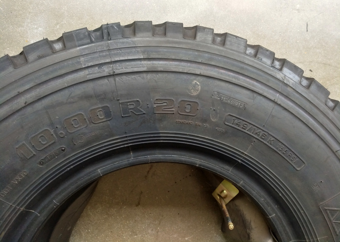 Stable Performance Aggressive Truck Tires , Off Road Tyres 10.00R20 In Mixed Road