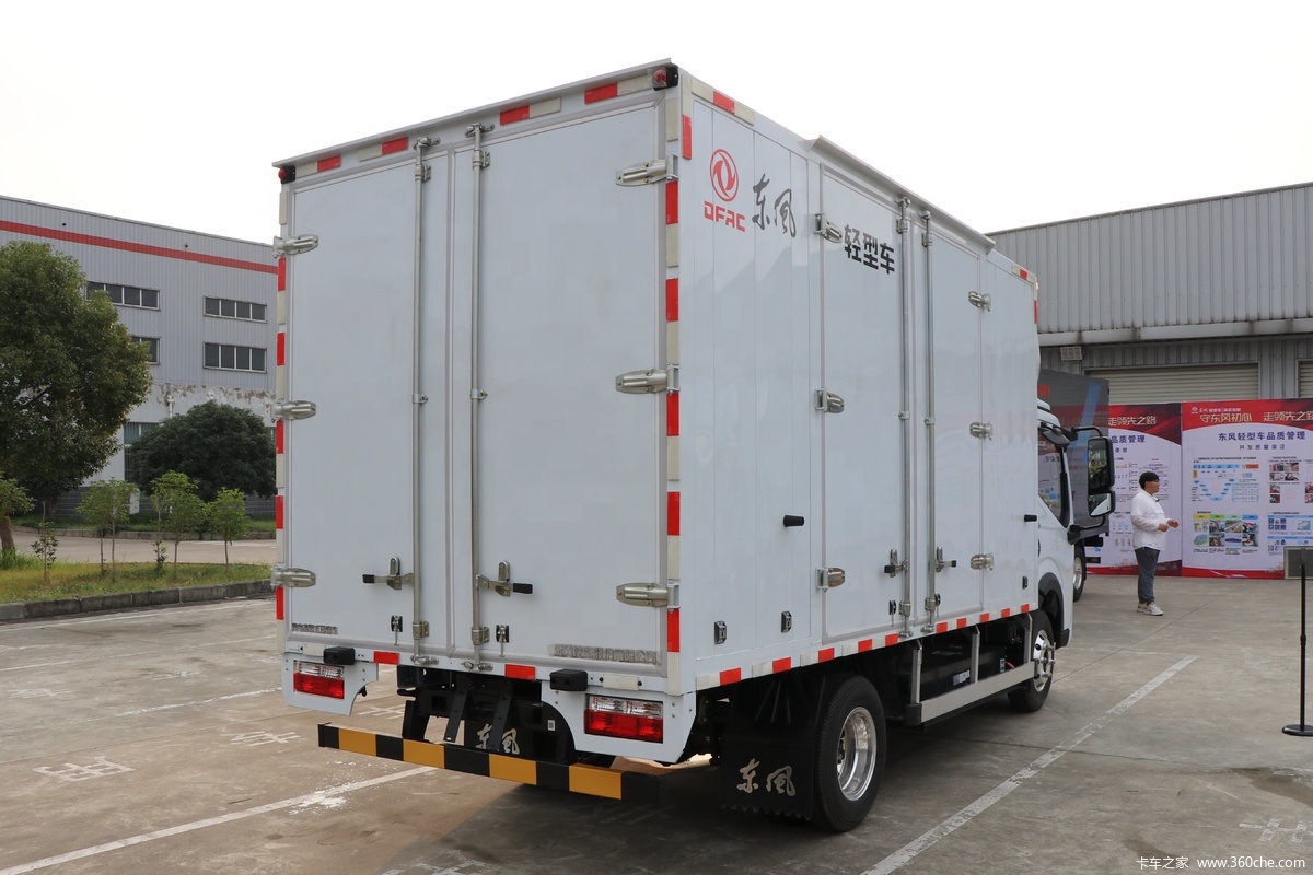 Dongfeng 260HP 4x2 Winspan Cargo Trucks With 9800X2450X2600 Cargo Tank Dimension