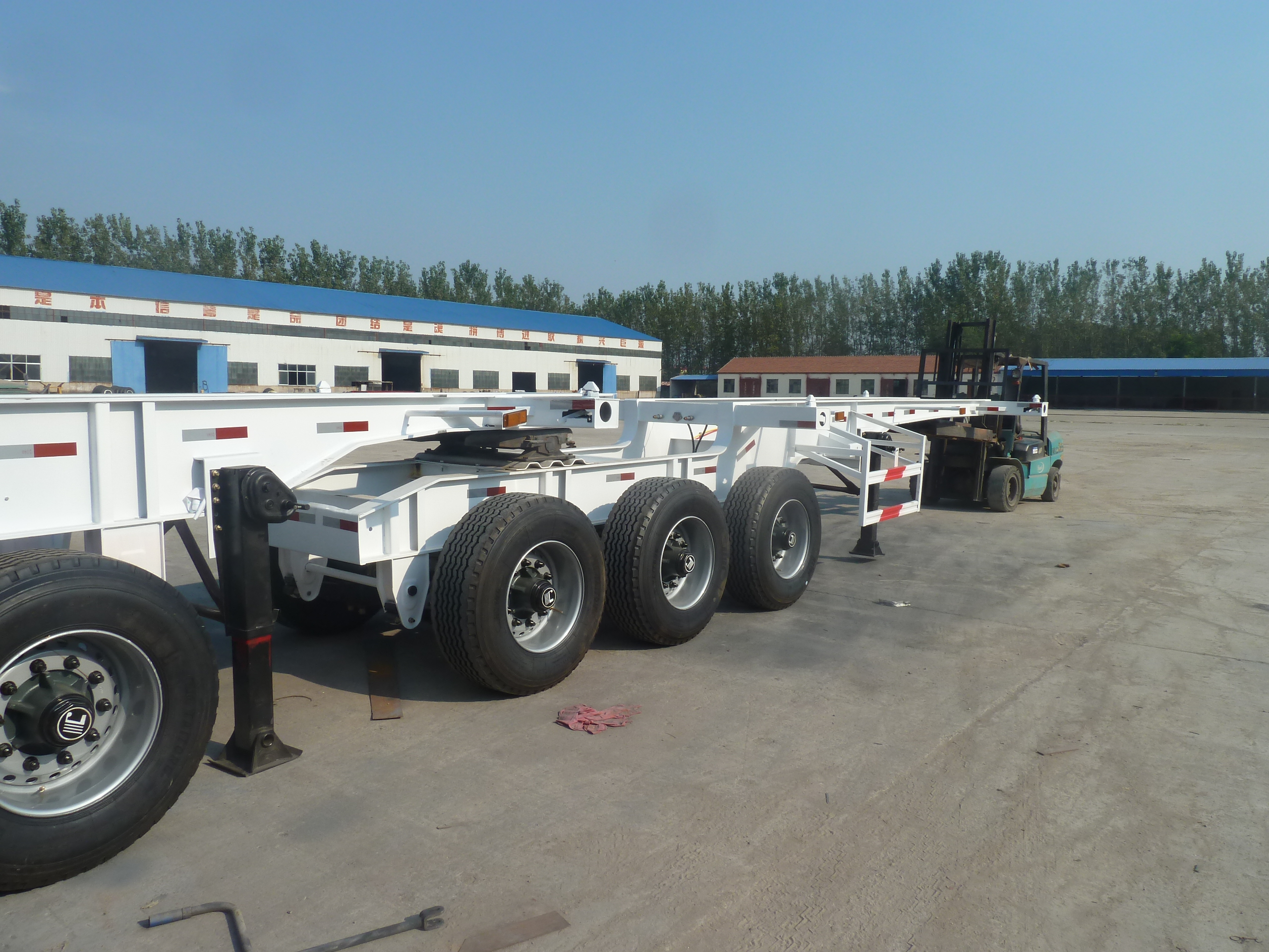 Shandong Juyuan 20ft 40ft Skeleton Chassis Container Semi Trailer Sturdy Steel Design
