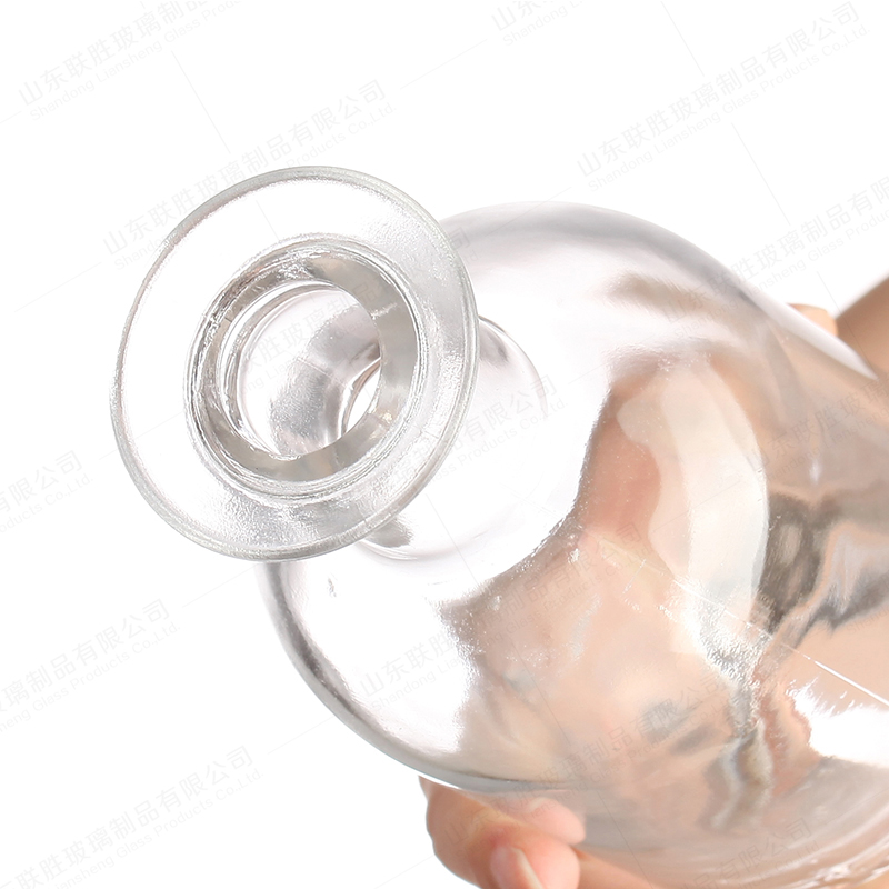 Rubber Stopper Sealing Type Custom Logo Clear Glass Bottle for Whiskey Vodka Rum Gin T Tap