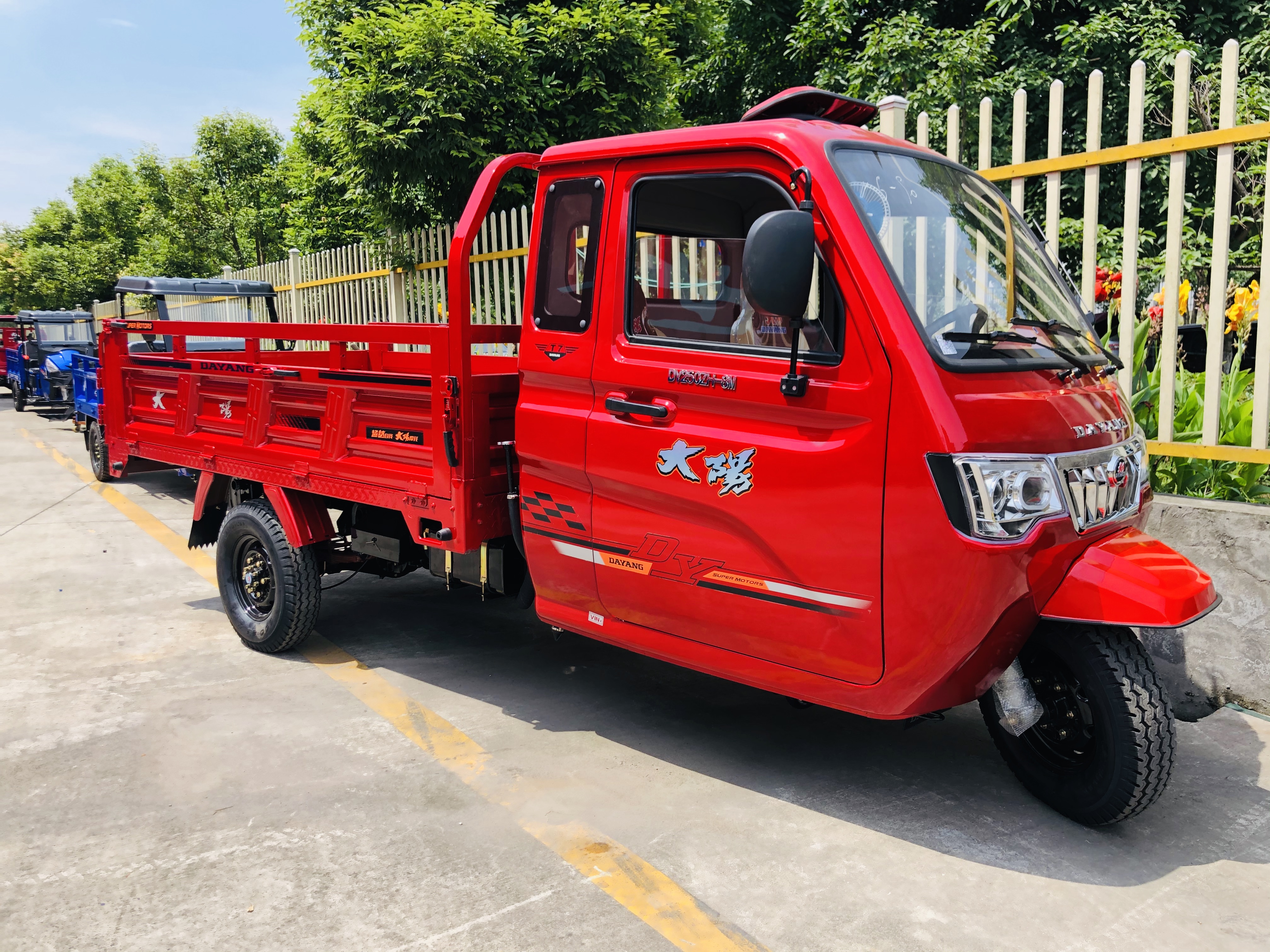 Drum Brake DAYANG Enclosed Cabin Tricycle 250CC/300CC/350CC Three Wheel Motorcycle in Red