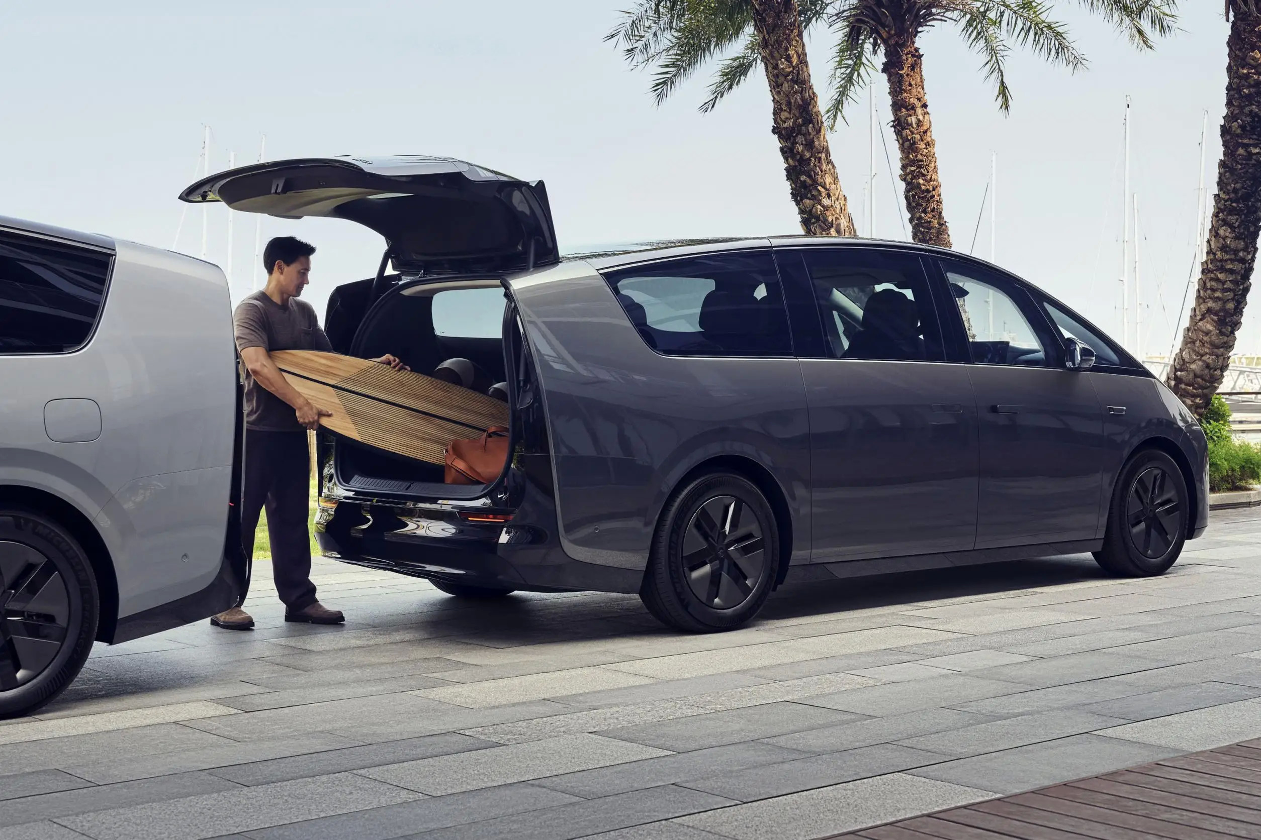 Lixiang MEGA 2024 EV 7 Seat Luxury MPV 710KM Long Range 4WD Electric Car