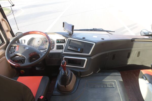 Affordable 5.9m 4x2 30 Seat Diesel Business Tourist Bus from with Manual Transmission