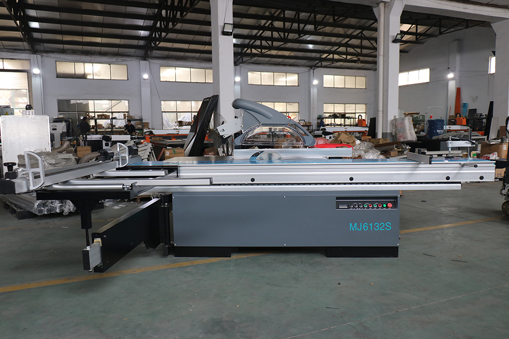 Precision Wood Cutting Sliding Table Saw for Melamine Board in Manufacturing Plant