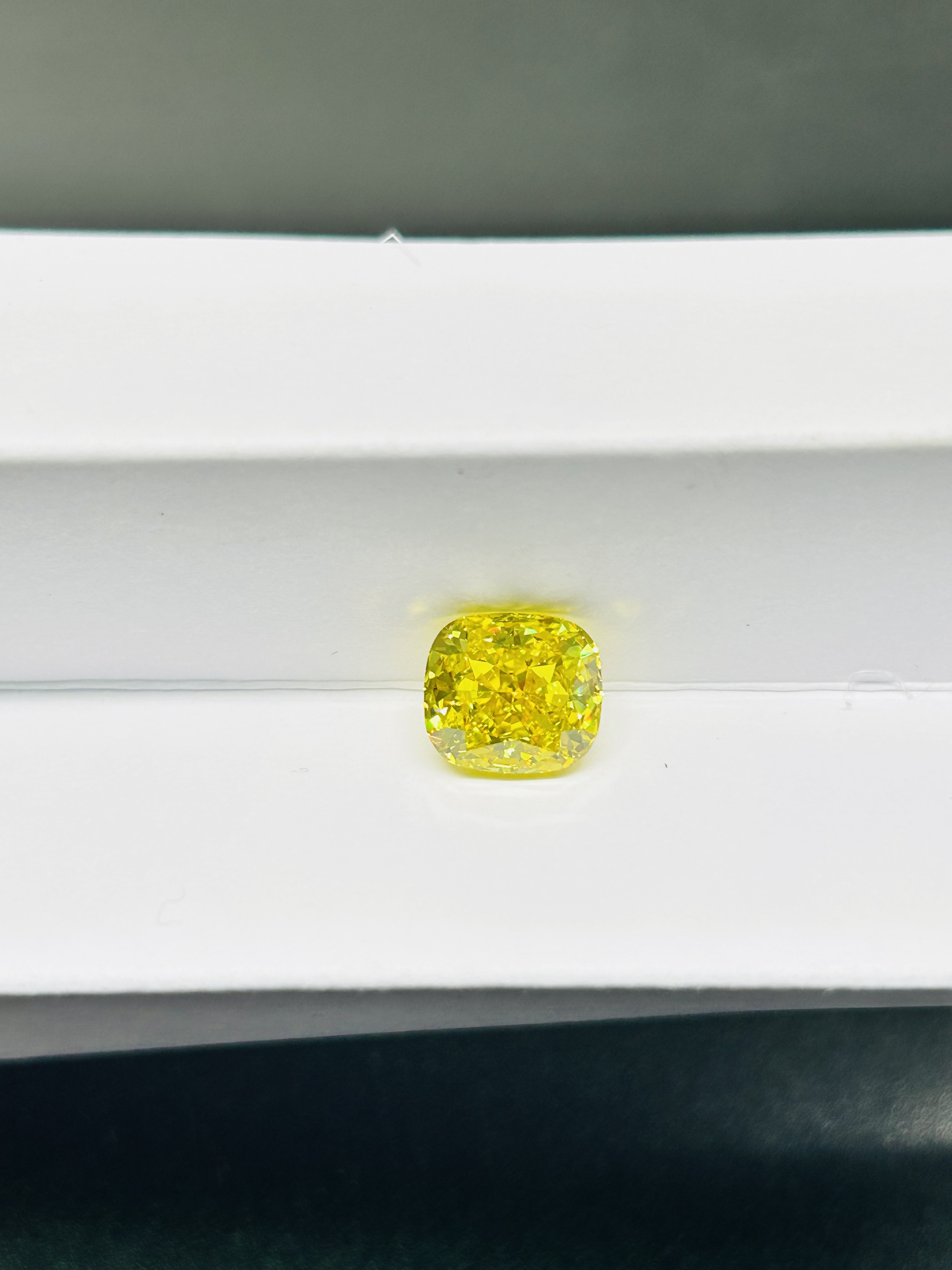 Loose HPHT Synthetic Yellow Diamond 2.88ct Cushion Modified IGI Certified VS1