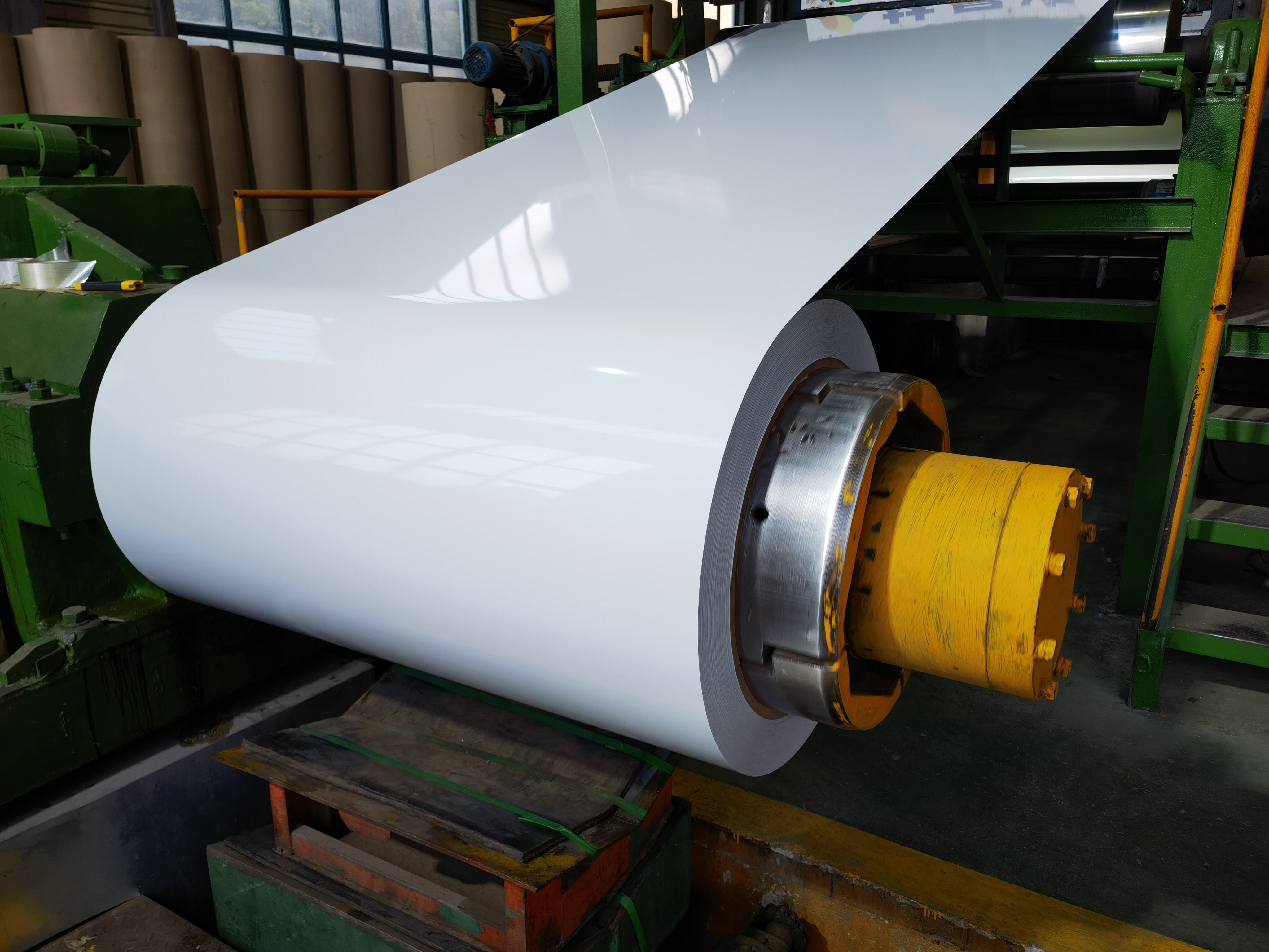 Alloy 3105 White Color 22 Gauge 0.60mm Thick 350mm Wide PE Pre Painted Aluminum Coil For Gutter Making