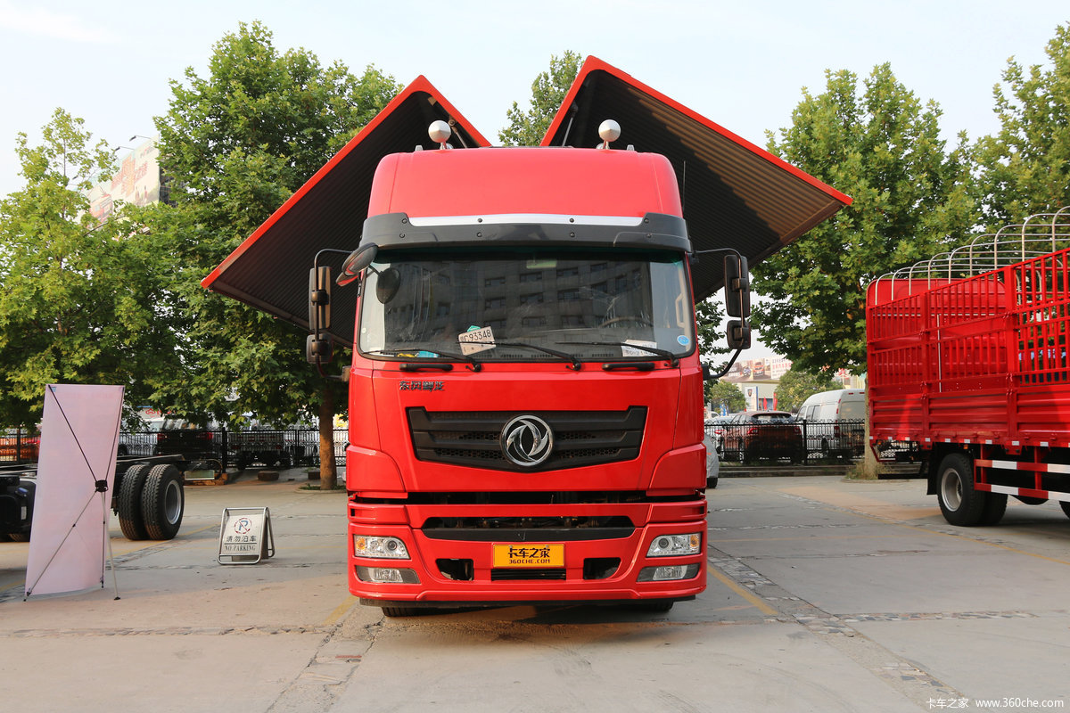Dongfeng 4x2 Wingspan Light Lorry Duty 4x4 Truck with 300-400L Fuel Tank Capacity