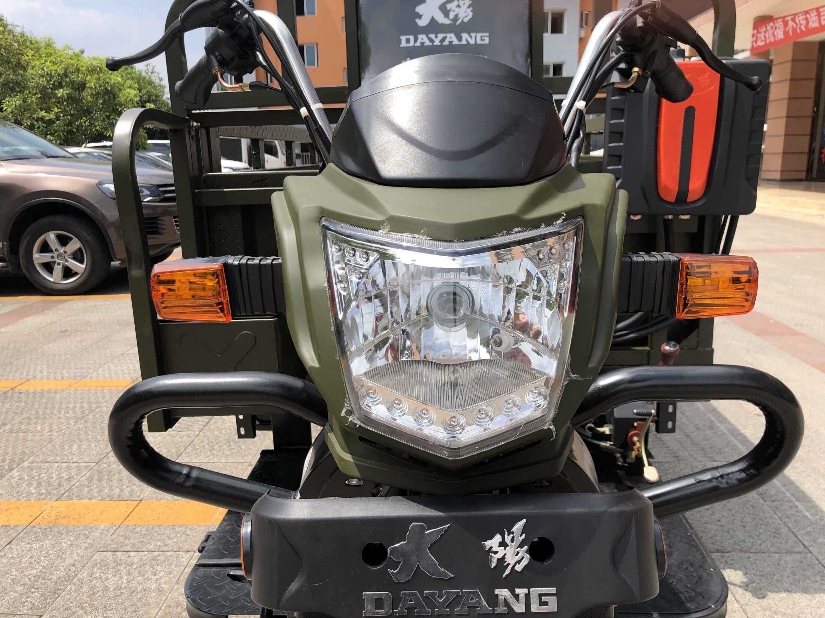 DAYANG 5.0-12 Tire Size Motorized Tricycle for Food Delivery in Tanzania Market