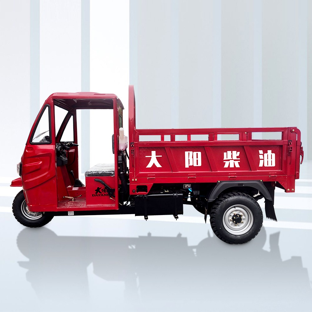 Water-Cooled Engine Semi Cab Tricycle with Double Lights and Strong Loading Capacity