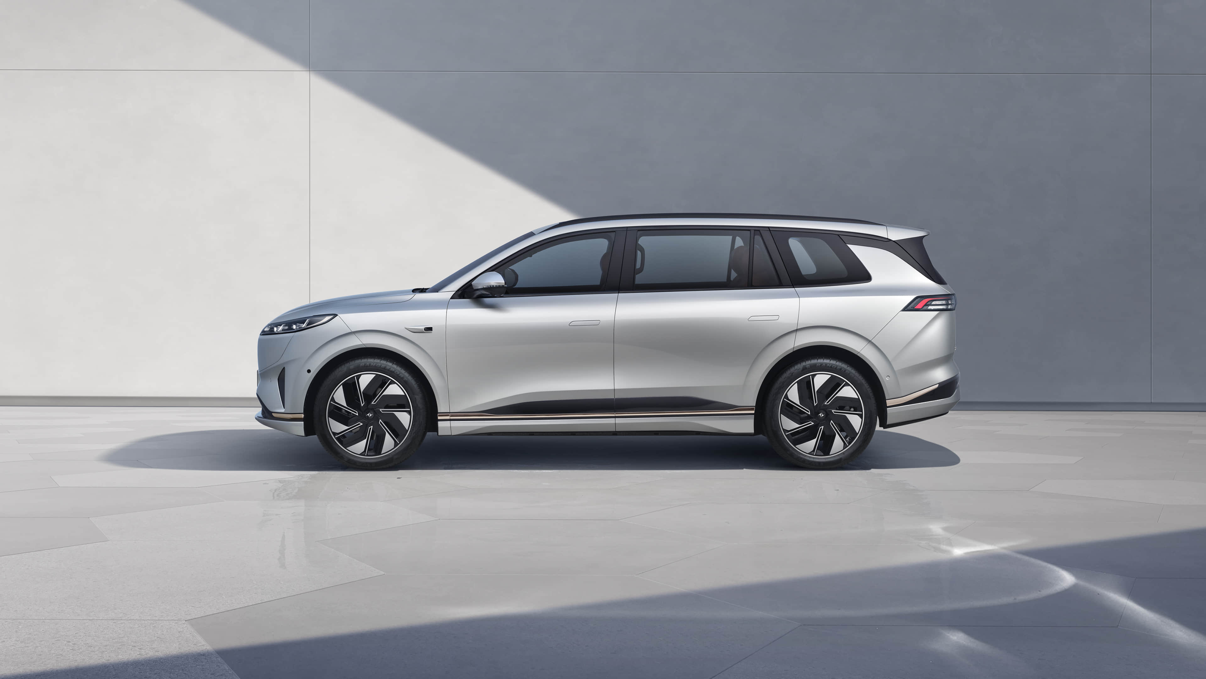 2024 NEWEST Electric Vehicle Dongfeng Eπ 008 EV EREV 210km CLTC 5doors 6seats SUV 200KW Motor Power