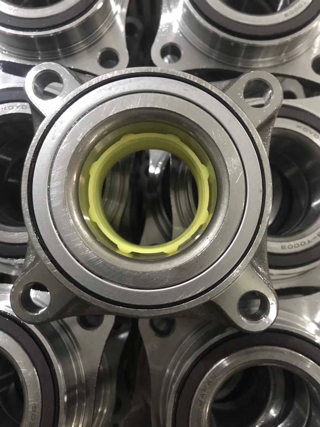 Durable Auto Parts Bearings Front Wheel Hub Bearing Unit Assembly MR992374