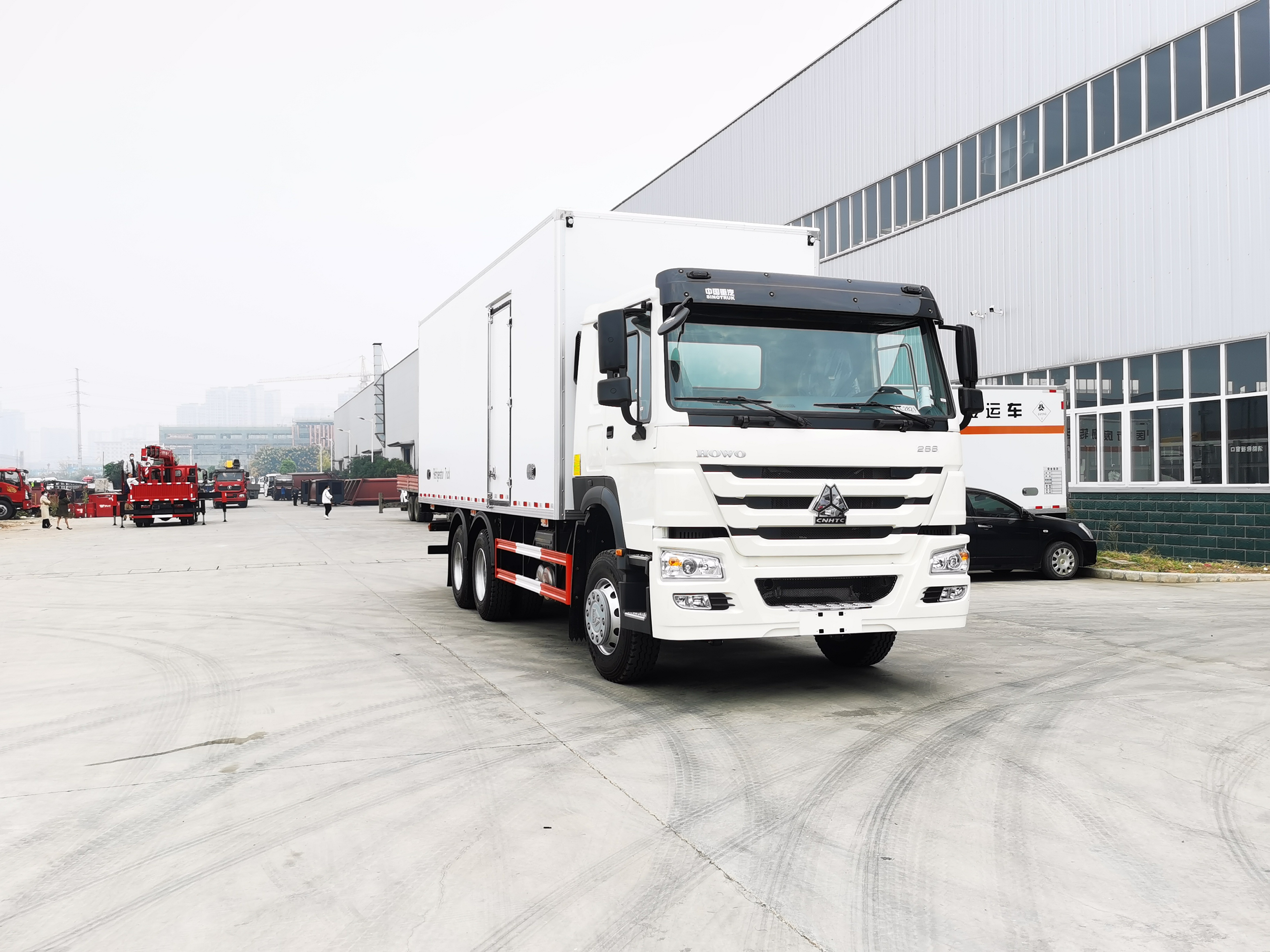 Minus 18 to 20 Centi Degree Temperature Range Sinotruk HOWO 6x4 Refrigerator Van Truck