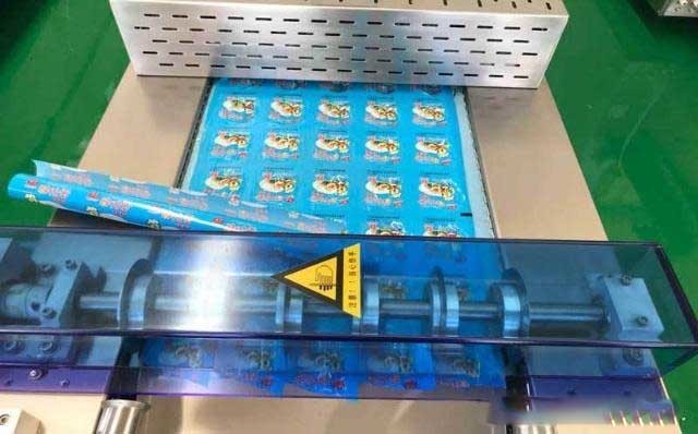 SN-420D Auto Packing Machine 14.5KW Four Side Sealing Machine PLC Controlled