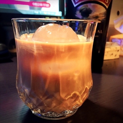 Round Sphere Ice ball Cube Maker Silicone Tray Silicon Whiskey Mold For Drinks With Lid Great for Parties and all Cold Beverages