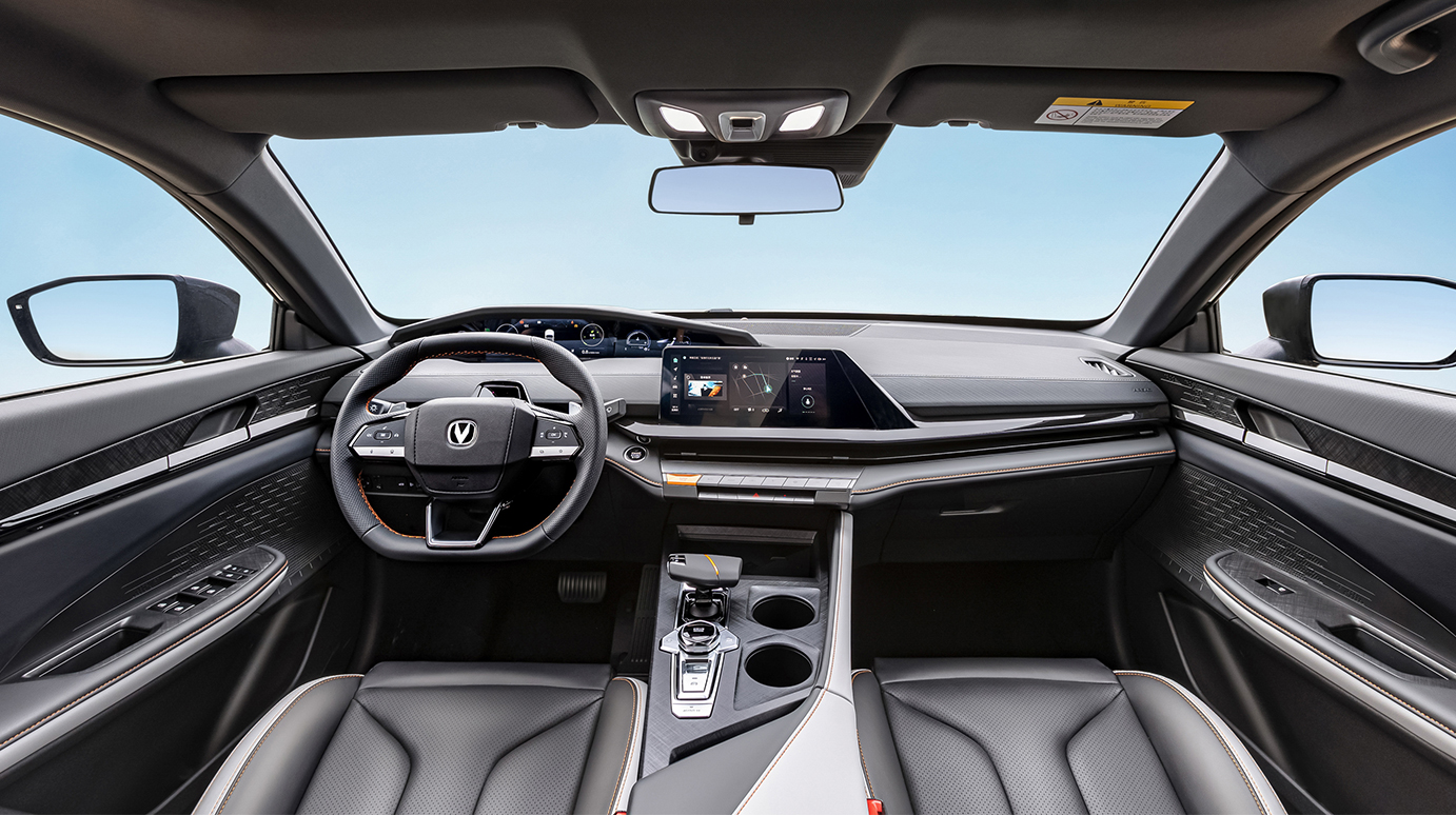 Changan UNI-V Sedan 5 Seat Petrol Gas Fuel Car with Multi-function Steering Wheel