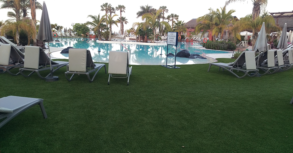 Beautiful Looking Artificial Grass And Rock Landscaping 2200D 8mm Pile Height