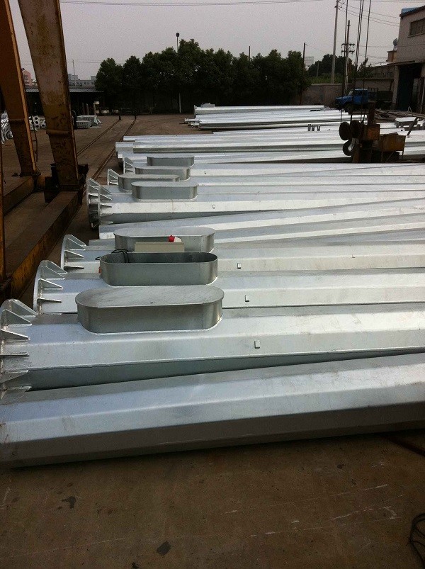 Q420 Steel Octadecagon High Mast Lamp Pole 20M 30M 35M 40M