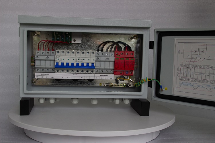 IP65 Protection PV String Combiner Box 4 In 2 Out DC Combiner Box