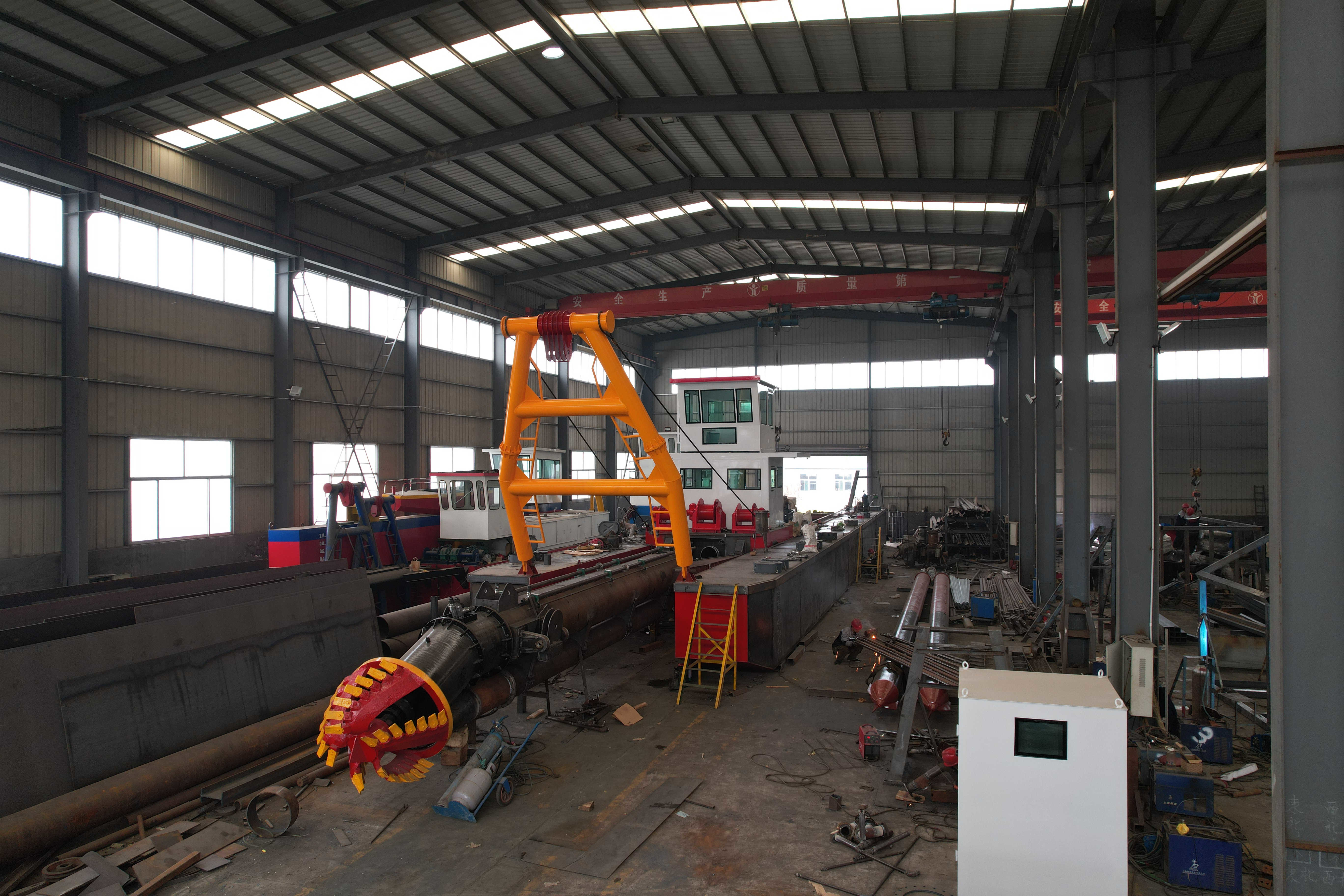Cutter Suction Dredge Mining Spud Length Of 14.5m And 201 Kw Auxiliary Engine