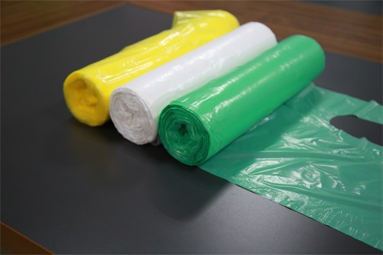 White Disposable PE Apron On A Roll , Polythene Medical Nursing Protect Aprons