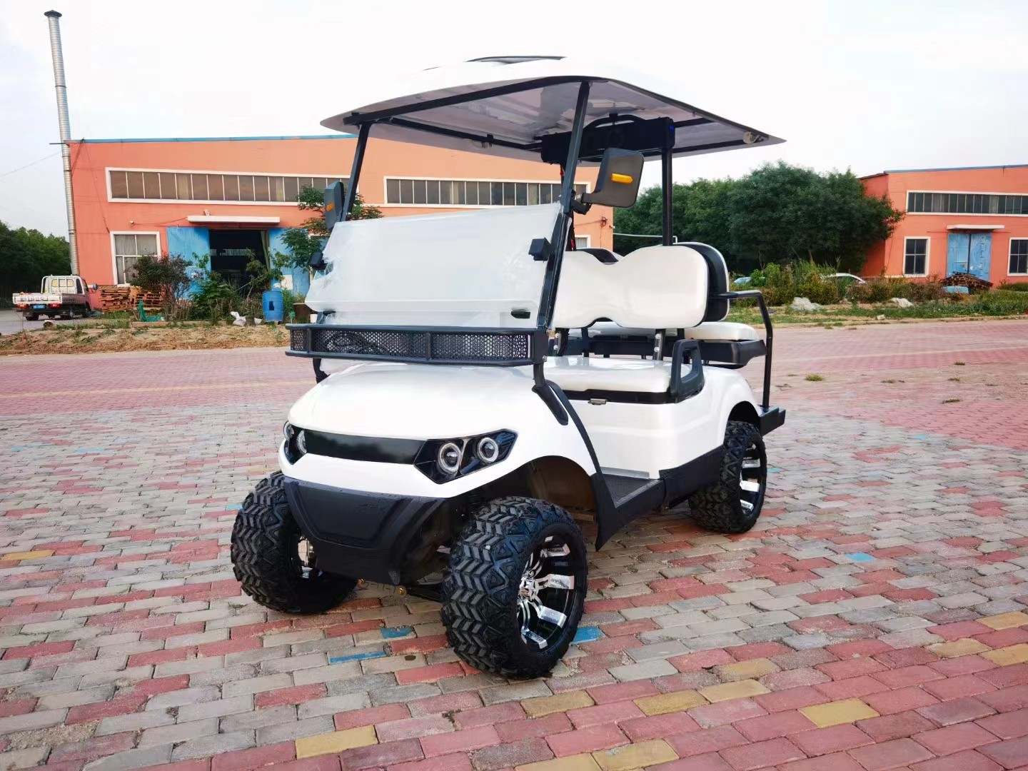 White Color 4 Seater Golf Cart Wheelbase 1630mm AC Motor 3.5 KW Ground Clearance 180mm