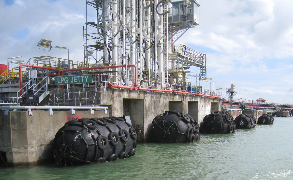 50Kpa Pneumatic Rubber Fender Yokohama Fenders With Tire Chain Net