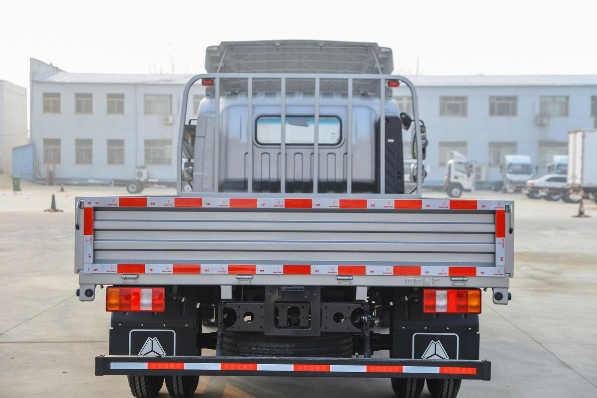 Sinotruk Howo Light Truck Titan Series 150HP 4.15m Single Row Fence Silver Body Single Row Seats