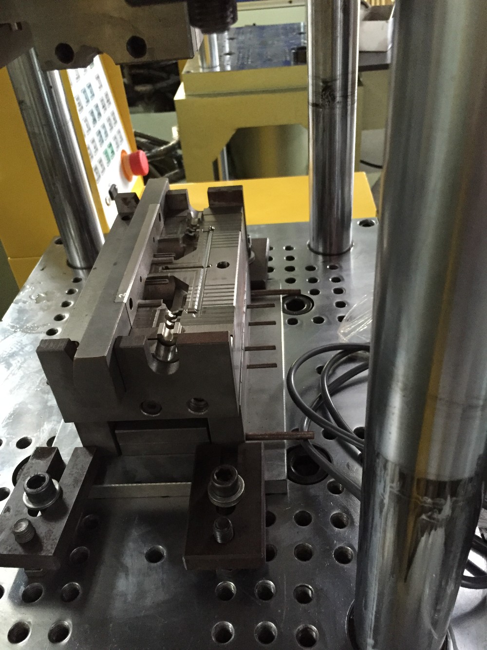 45T Robot Plastic Vertical Injection Moulding Machine With 45mm Ejector Stroke