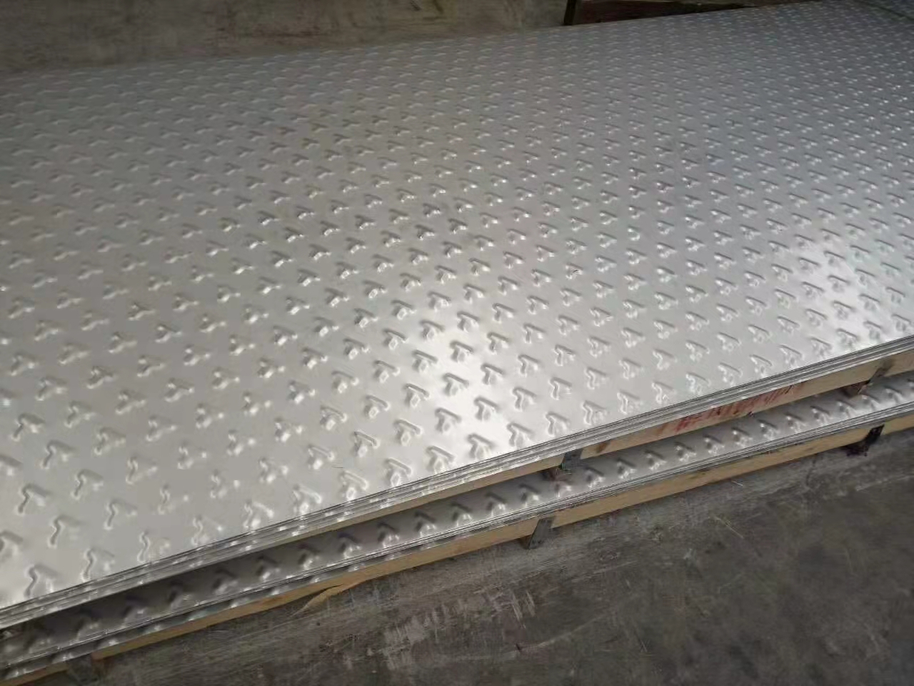 Galvanized Stainless Steel Checkered Sheet ASTM A36 Q235b Steel SS400 5mm Anti Slip