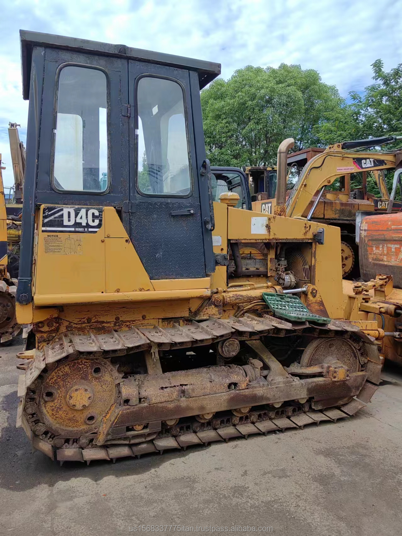 Used CAT D4C Bulldozer for Earth-Moving Equipment in Excellent Working Condition