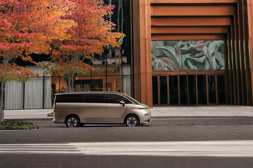 LEVC L380 Pro Ultra 4WD MPV 6-Seater Electric Minivan EV Car for Maximum Speed of 170 Km/H