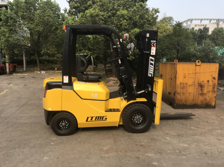 Diesel forklift truck 1.5 ton with 3m lifting height two stage mast