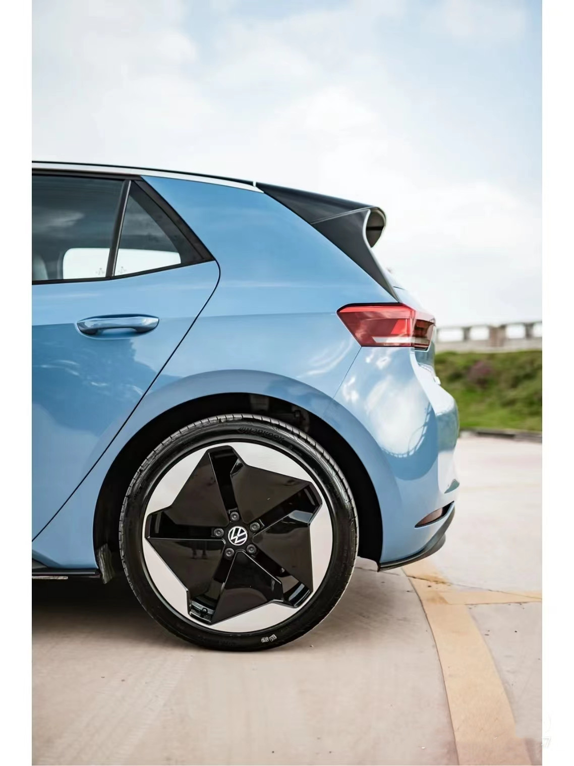 Electric Motor 2024 VW ID3 Pure Electric Car with 170 Horsepower and 5-Door 5-Seat Hatchback Body Structure Direct