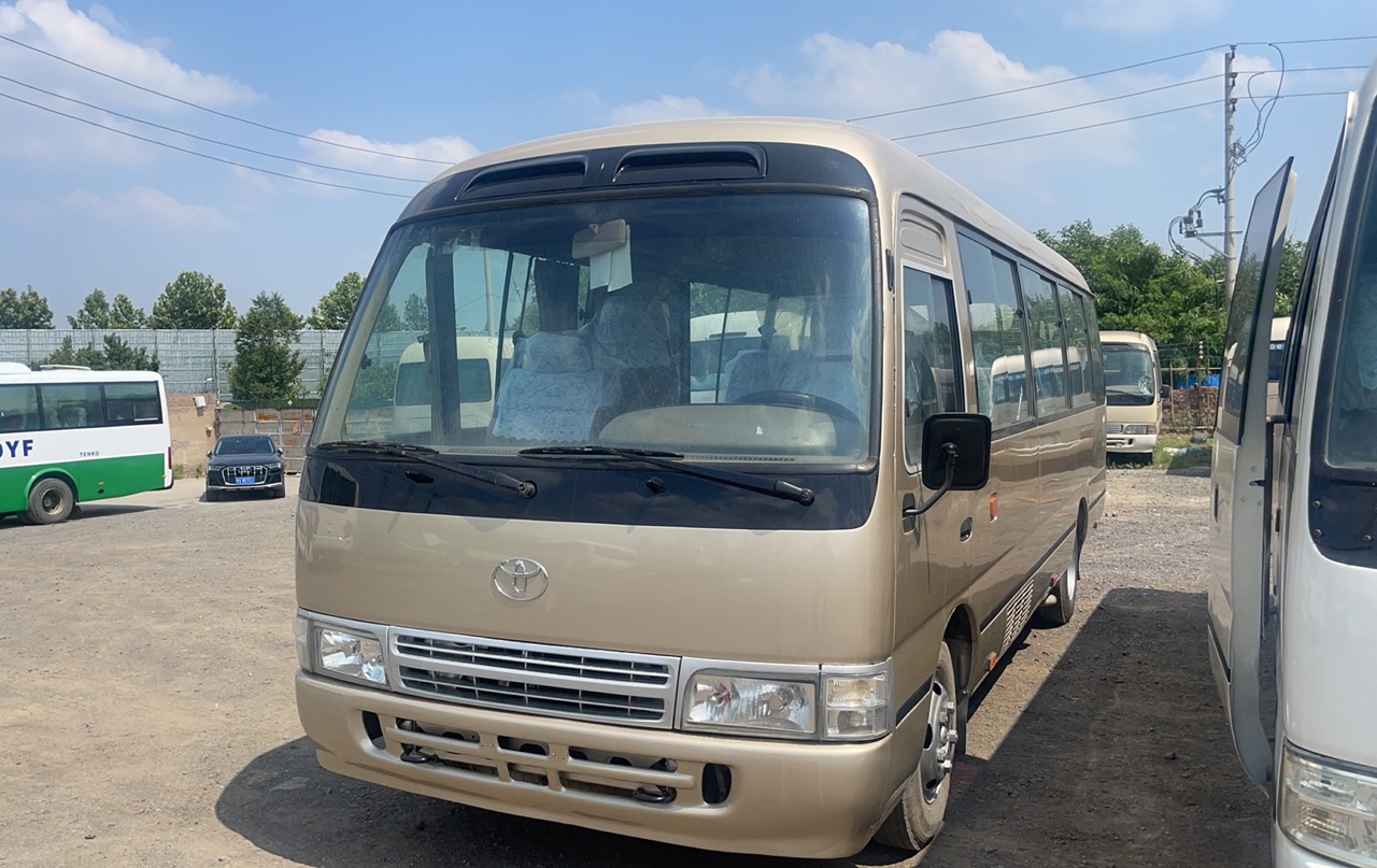 18 Seats Diesel Engine Mini Bus with Manual Front Window and No Sunroof from FOTON