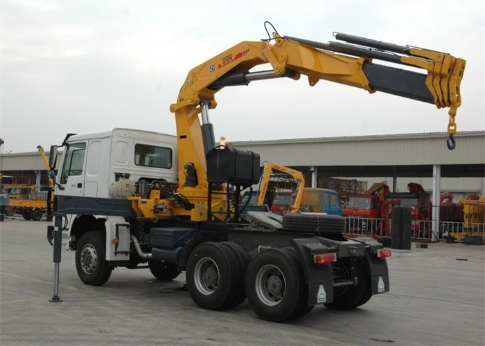 SINOTRUK Tractor Truck Mounted Hydraulic Crane 6X4 LHD 336HP XCMG 12 Tons Crane