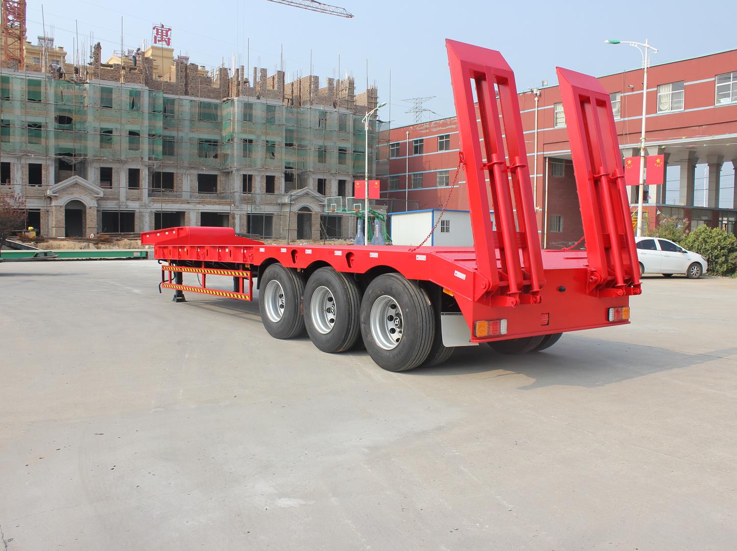 Transport Heavy Equipment Conveniently with Aotong Mechanical Folding Low Bed Trailer