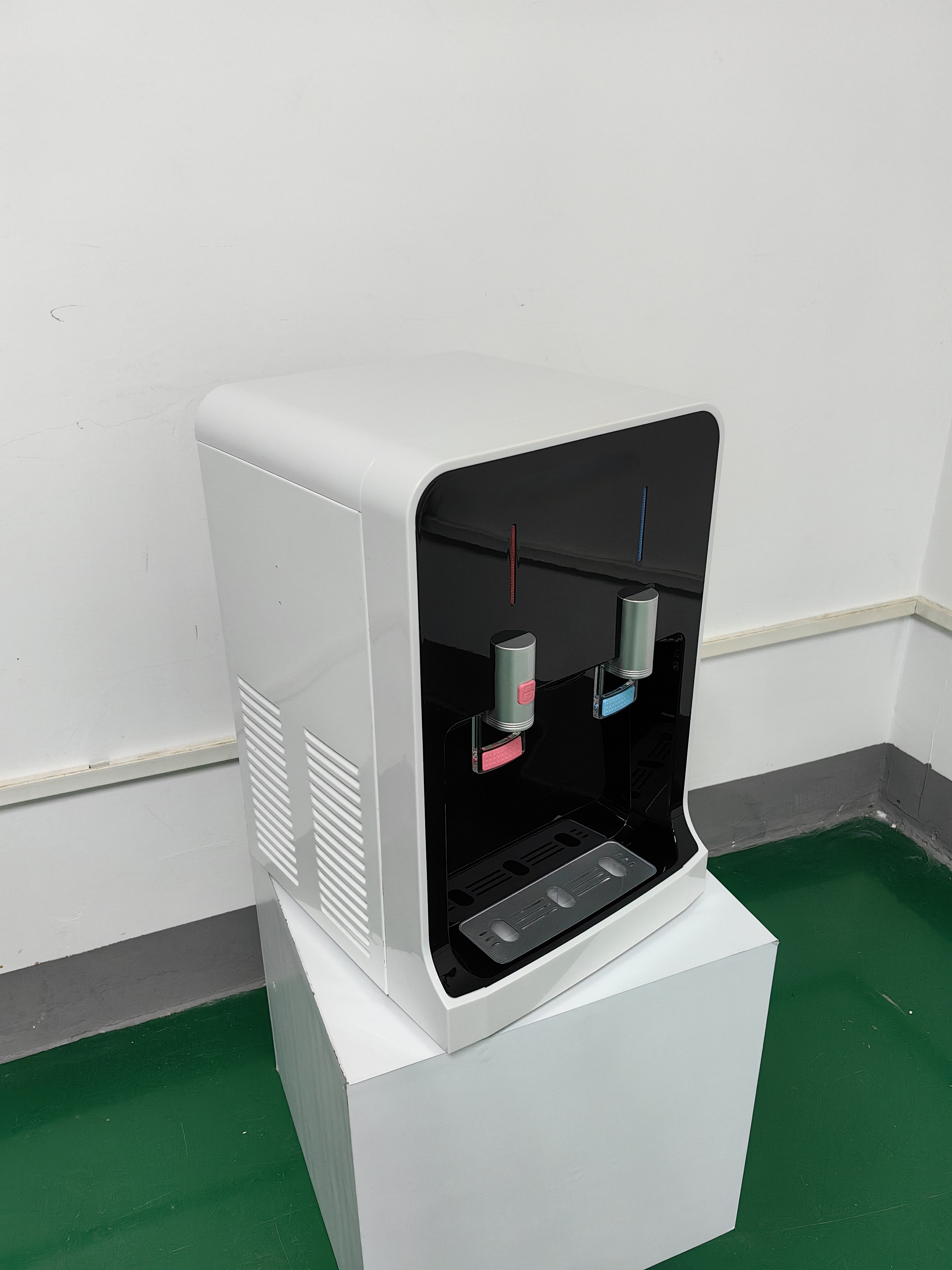 Convenient Hot And Cold Water Dispenser For Commercial Applications