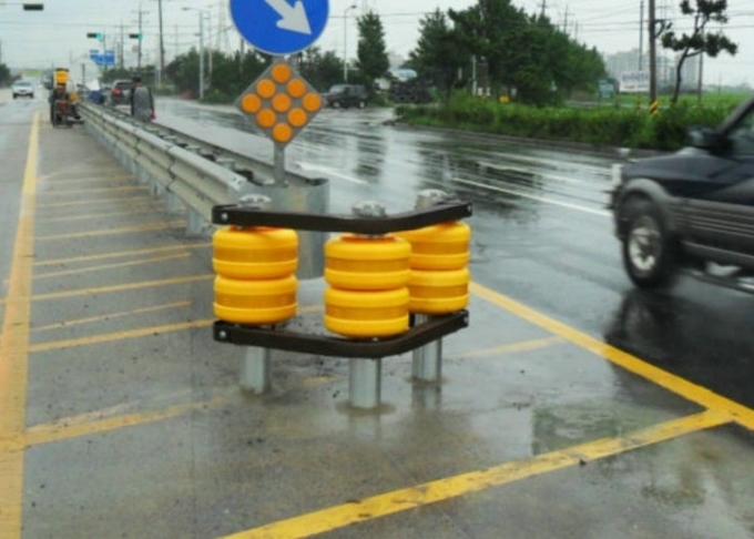 Shock Resistance Roller Barrel Barriers For Highway Tunnel Corner