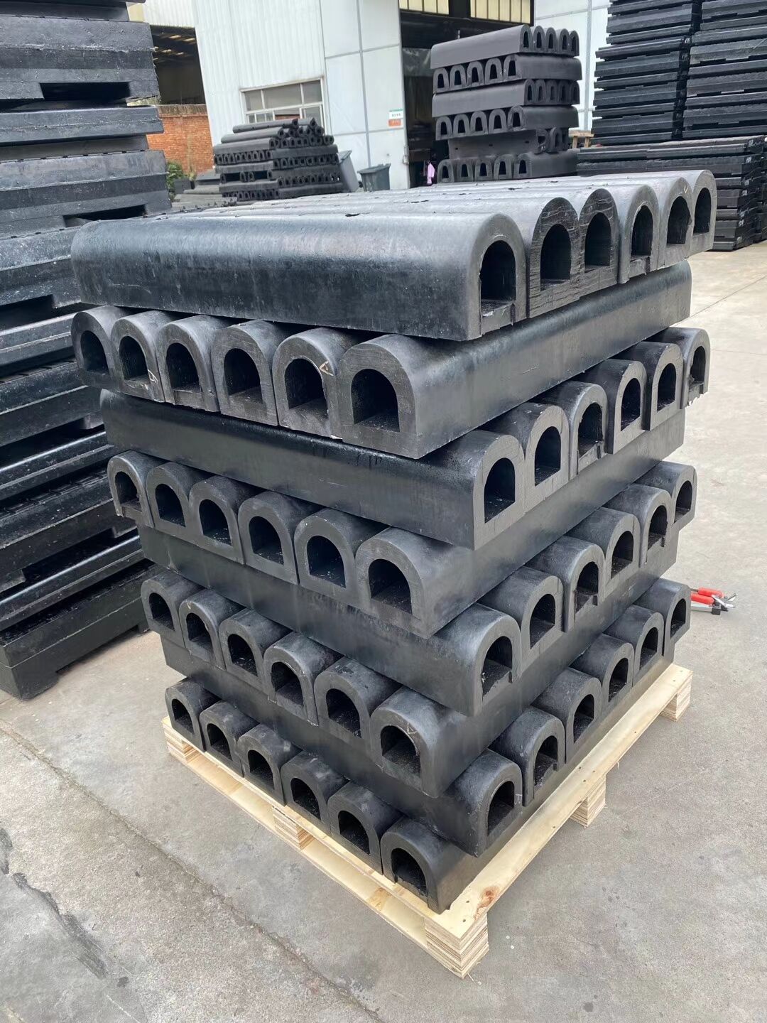 ISO/TS 16949 Certified Boat Ship D Type Marine Rubber Fender for Wharf and Dock Bumper Seal Strip