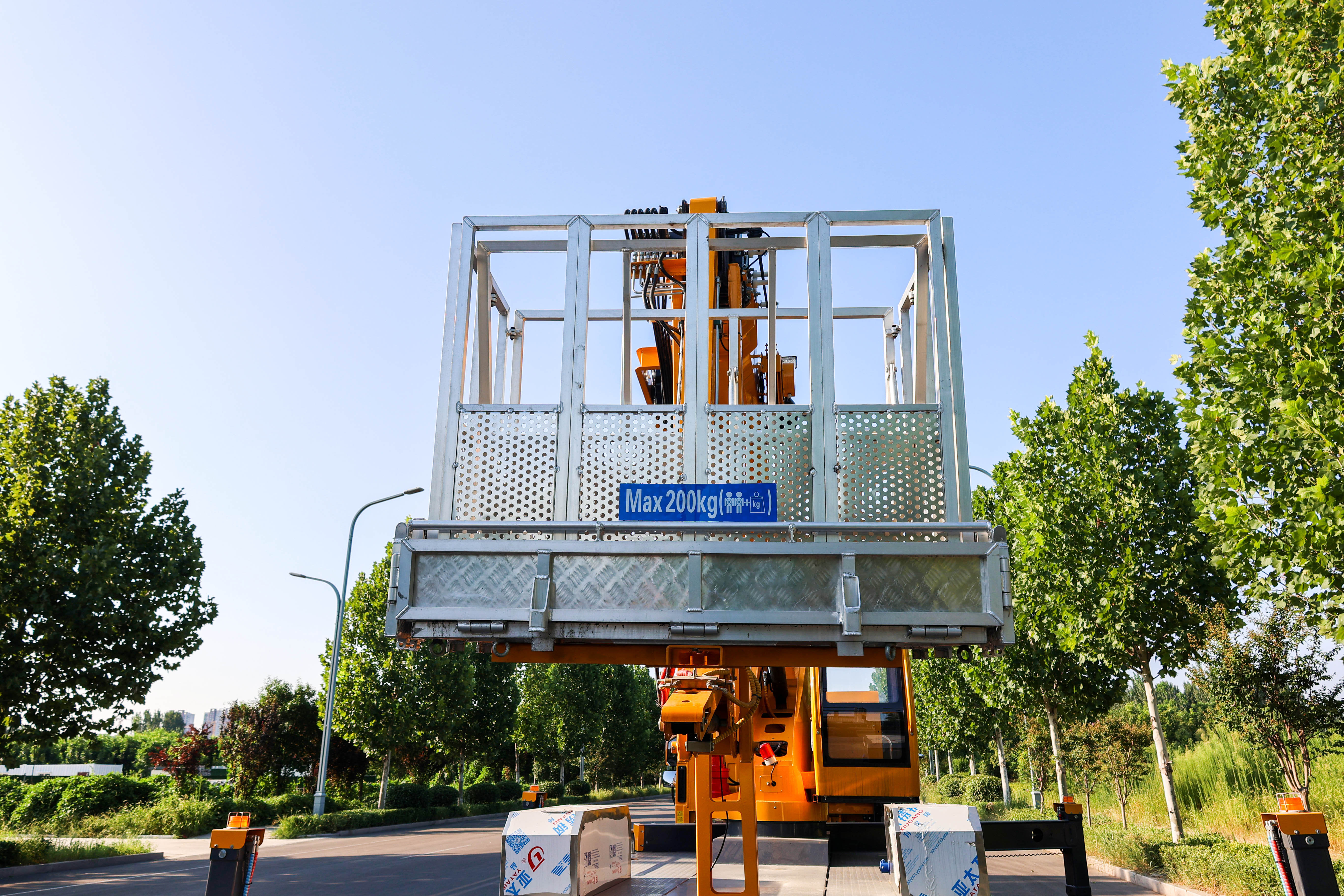 GKS28 hydraulic telescopic boom elevating high altitude working height aerial work platform truck for sale
