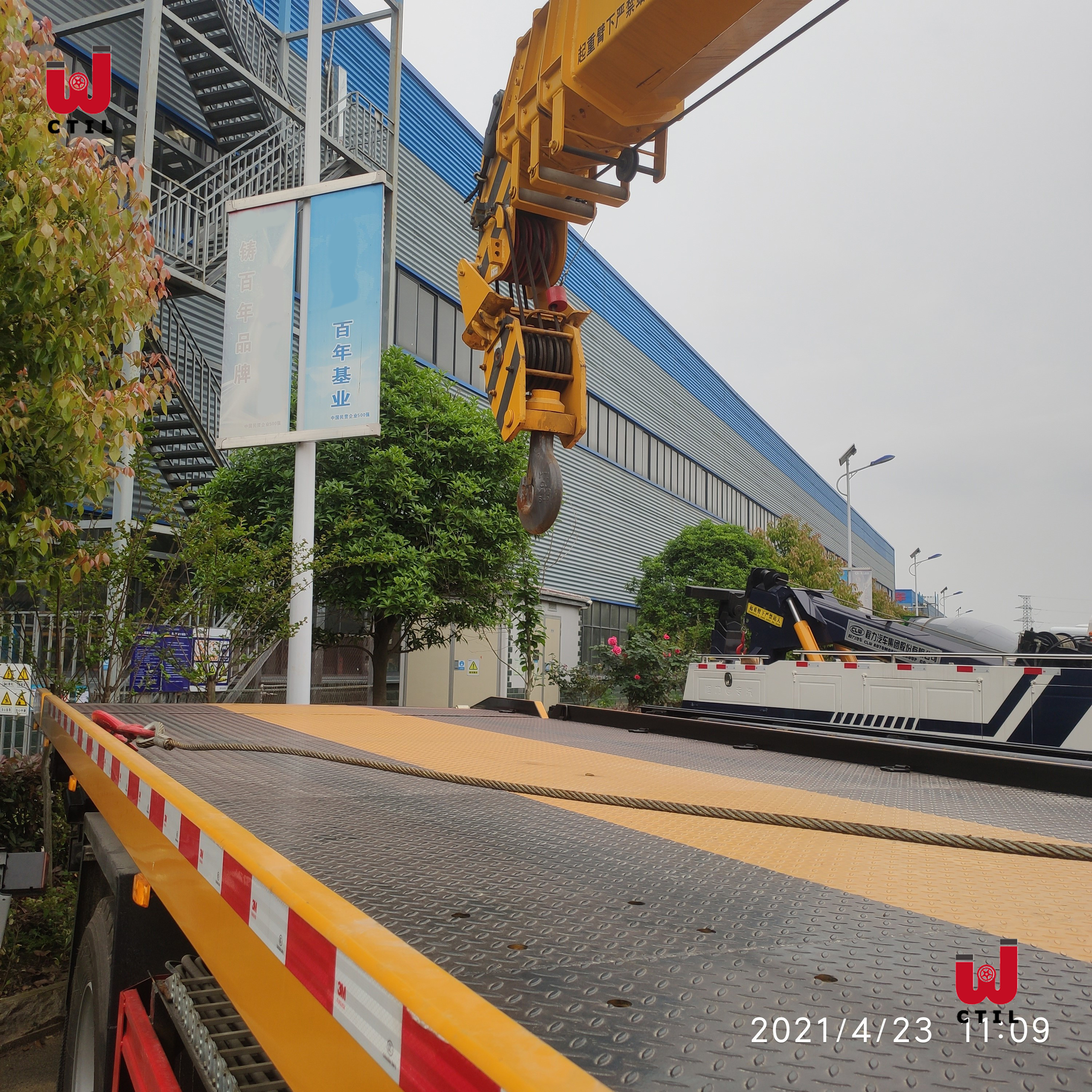 Flatbed truck with crane